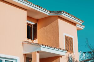 Façade beige d’une maison rénovée.