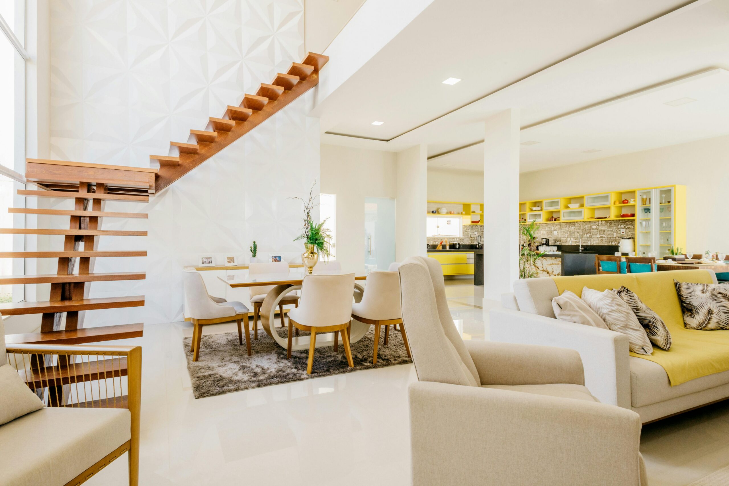 Intérieur blanc lumineux avec sol clair.