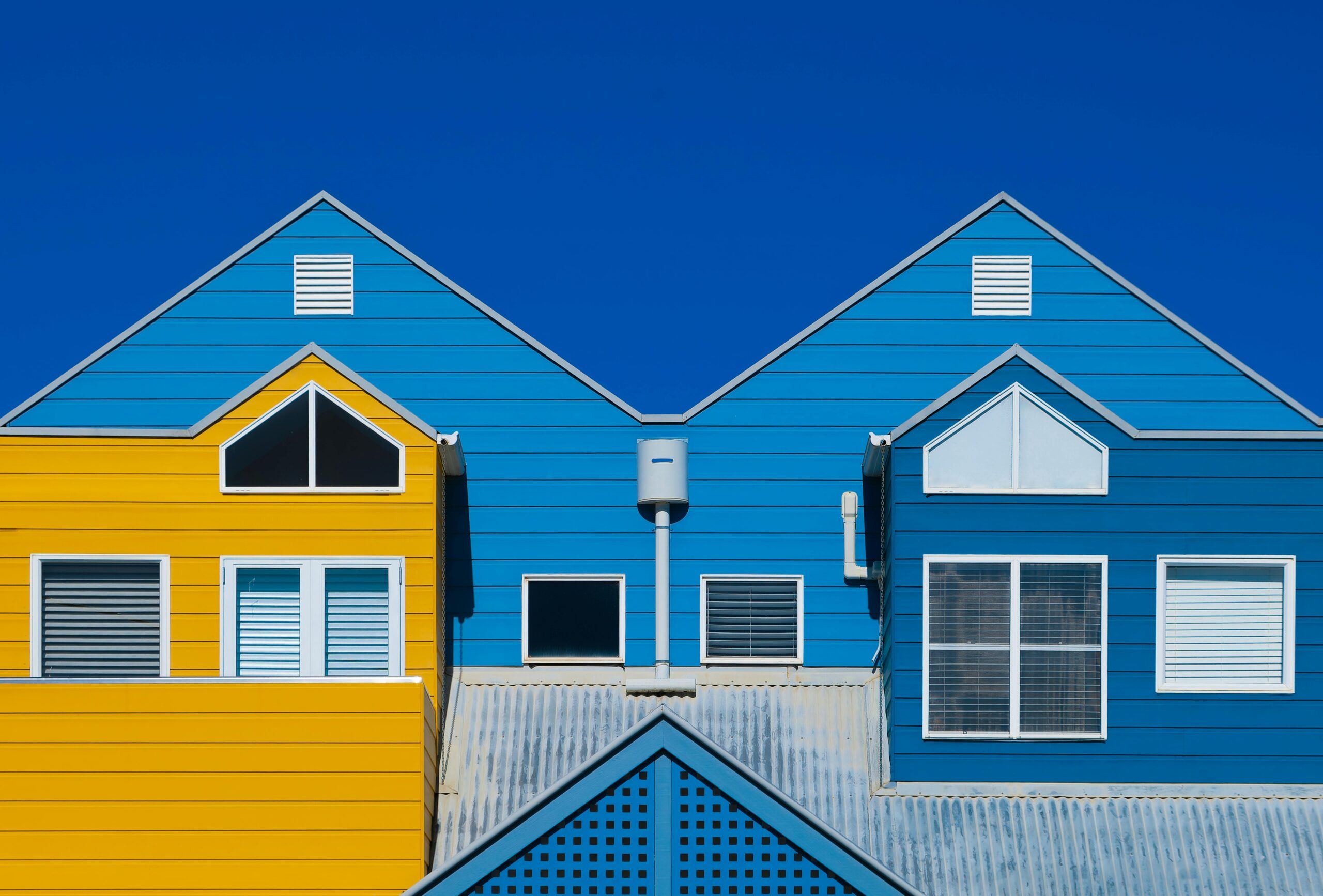 Façade bicolore bleue et jaune.