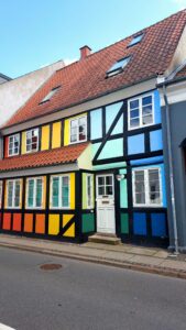 Façade colorée de maison traditionnelle.