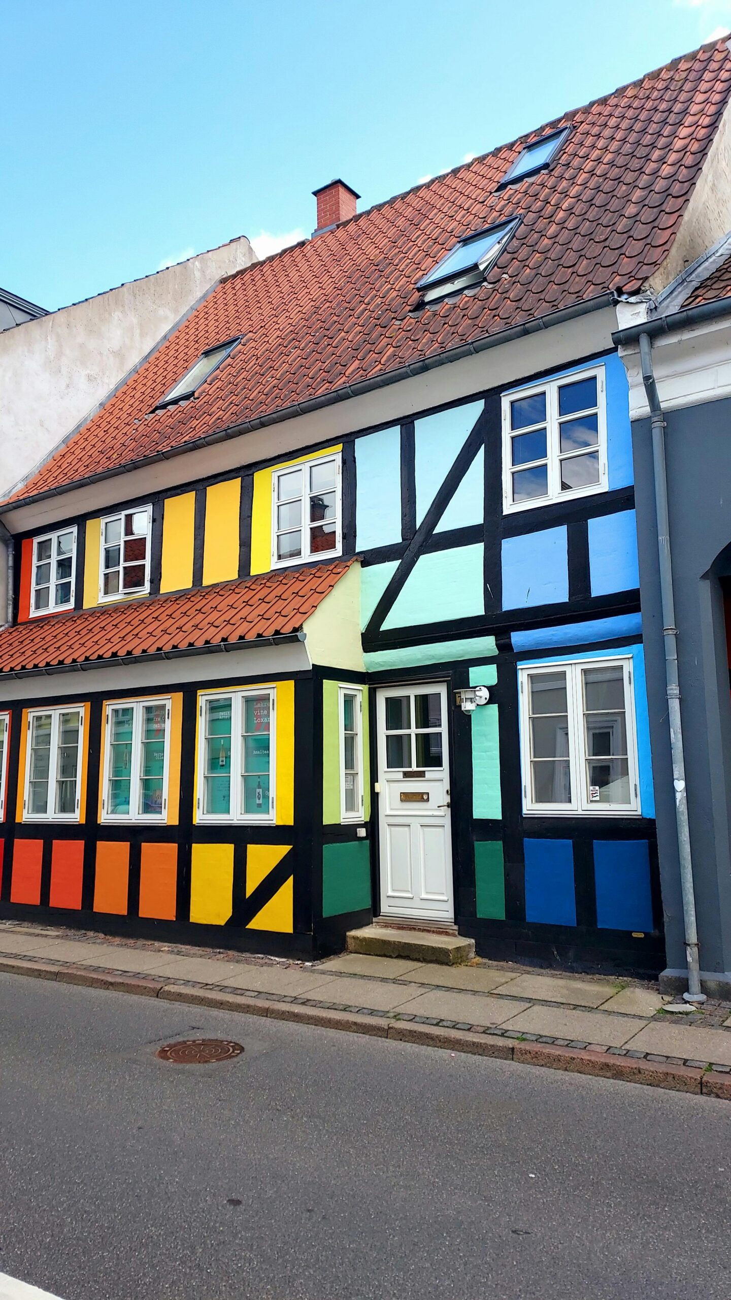 Façade colorée de maison traditionnelle.