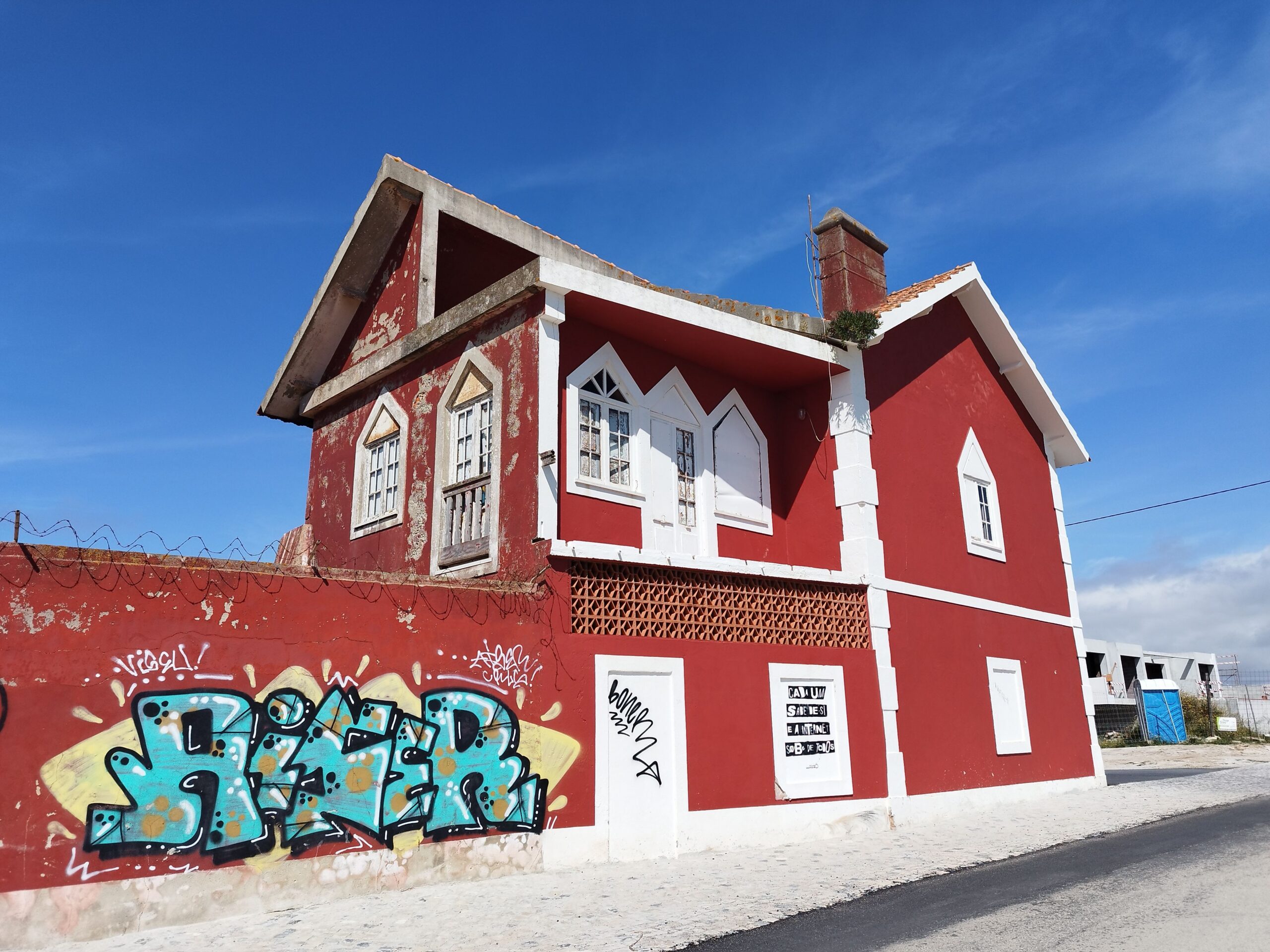 Maison avec façade rouge rénovée.