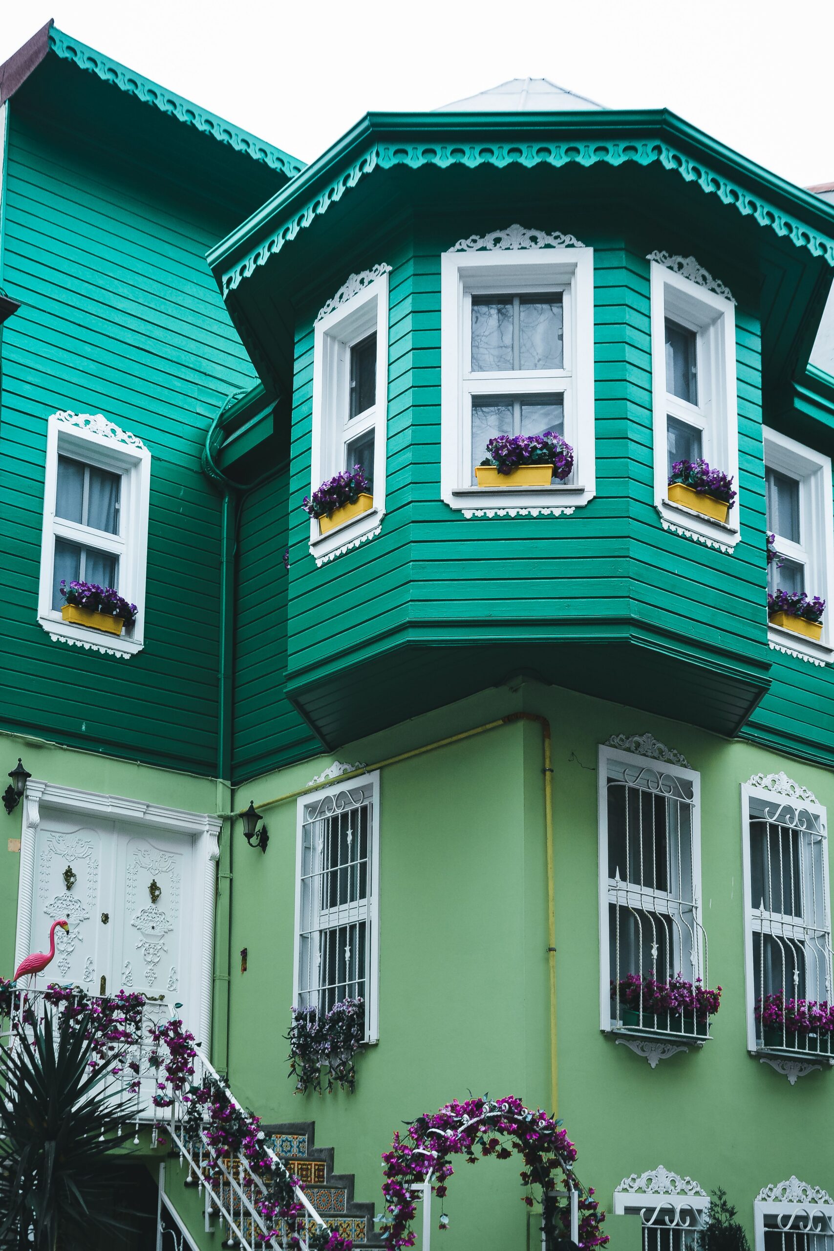 Façade de maison repeinte en vert clair.