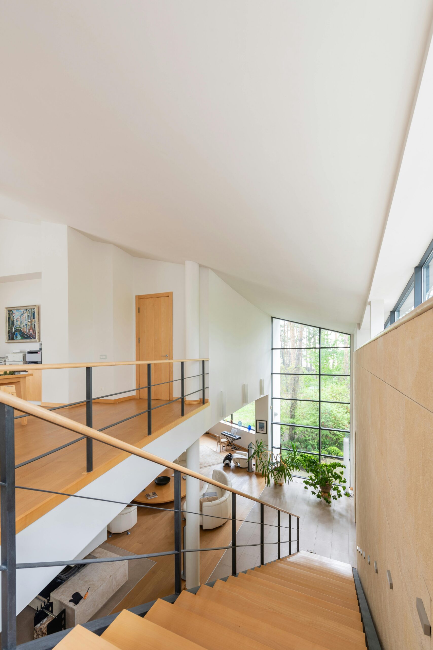 Escalier intérieur avec murs blancs.