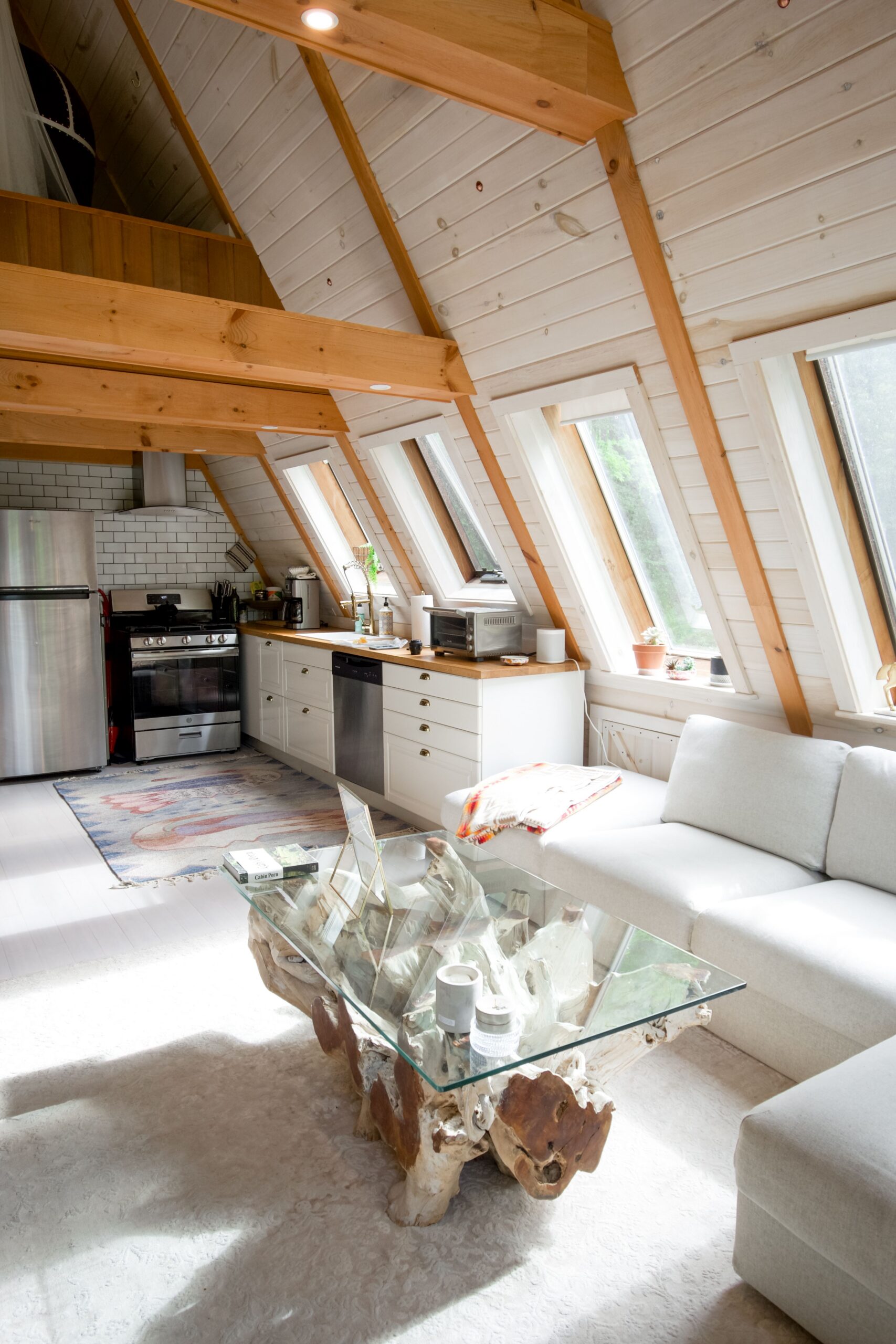 Chambre mansardée avec finitions bois.
