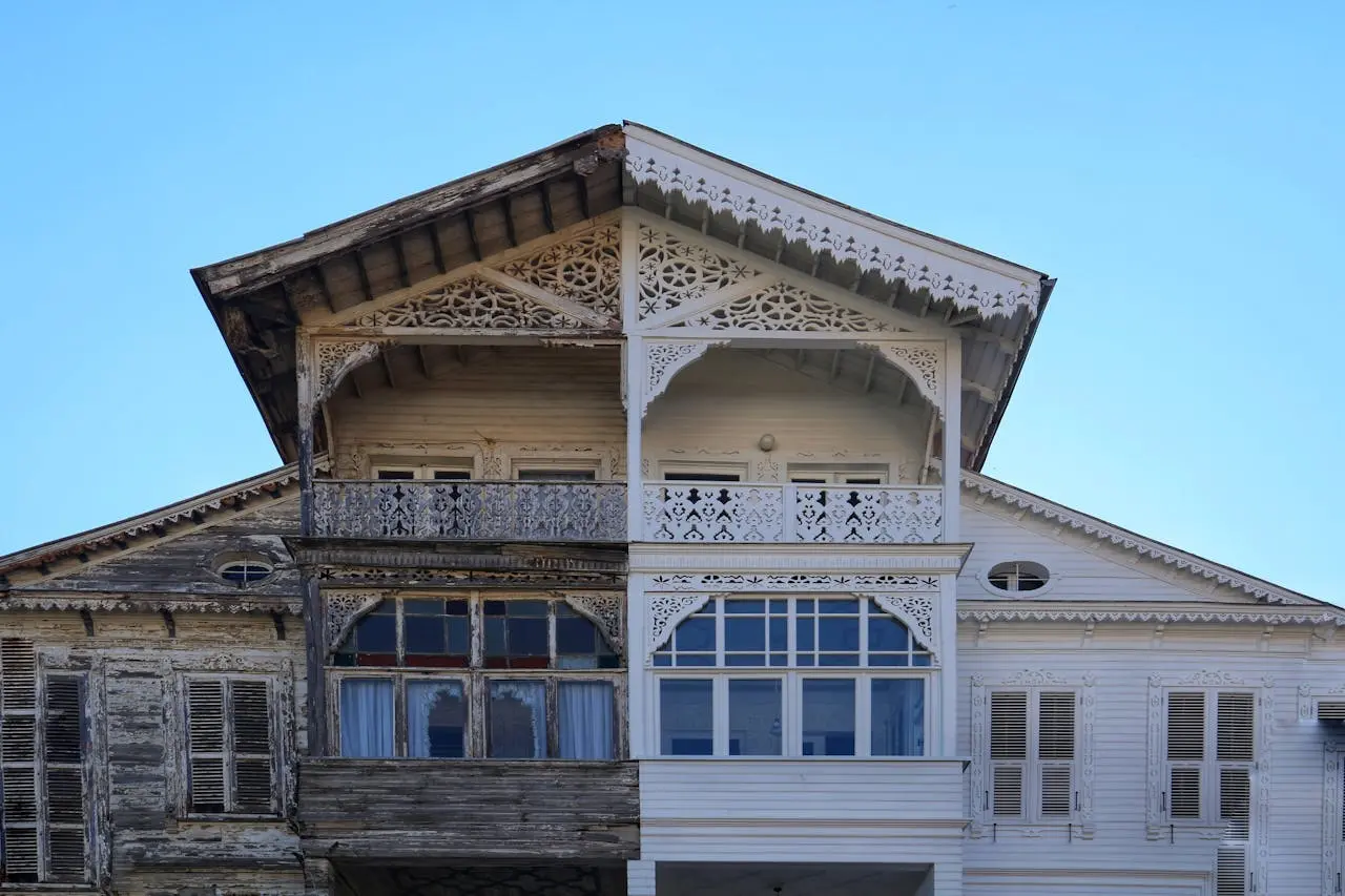 Maison en bois avec façade extérieure.