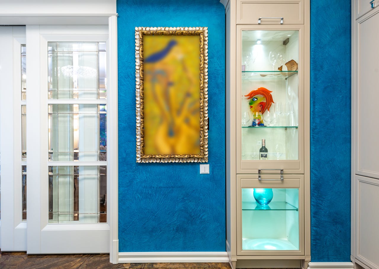 Mur clair avec porte bleue décorative.