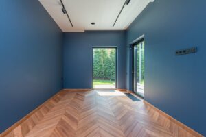 Pièce vide avec murs bleu foncé.